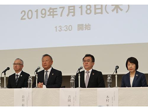 アスクルは７月１８日、岩田彰一郎社長（写真左から2人目）や吉田仁取締役（同1人目）、吉岡晃取締役（同3人目）、木村美代子取締役が記者会見を開き、ヤフーの取り組みを批判した